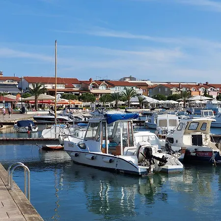 Schoene Mit Aussenpool, Klimaanlage, Wlan, Bbq Und Toller Aussenterrasse Apartman *